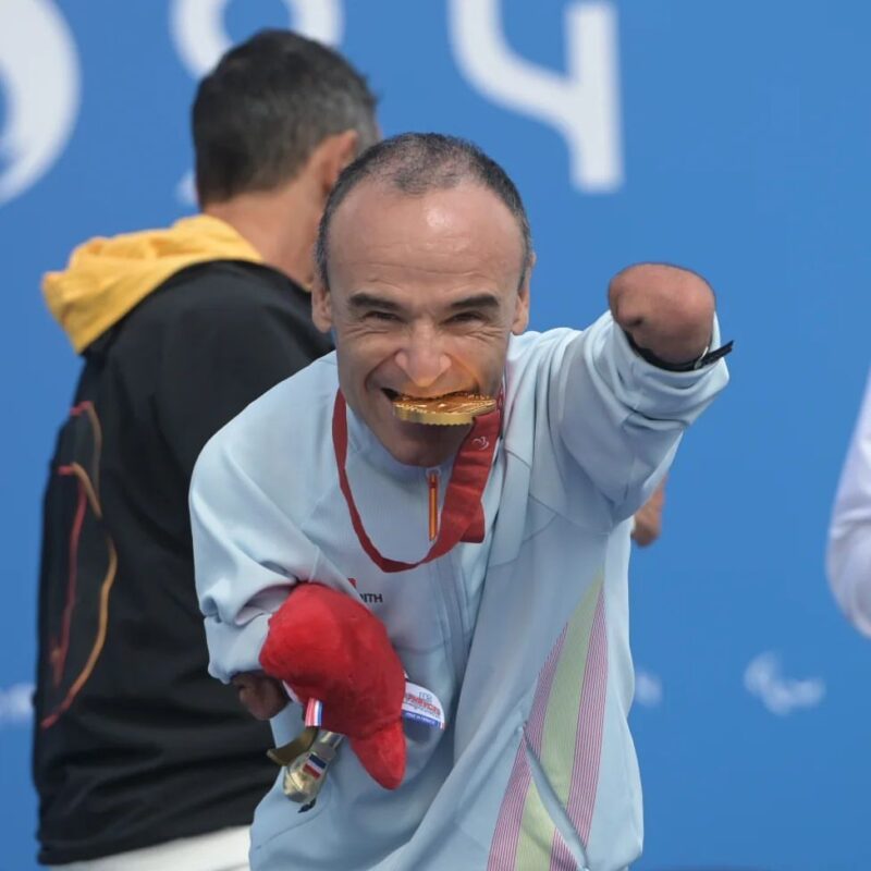 Ricardo Ten sul podio con la sua medaglia d'oro a Parigi 2024